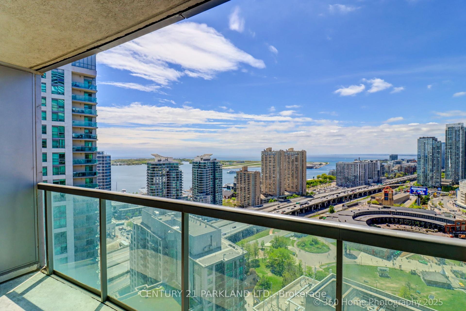 2 Bedrooms Condo at 30 Grand Trunk, Toronto For sale