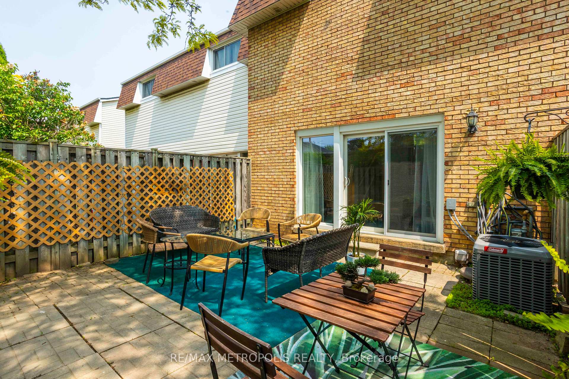 3 Bedrooms Condo at 11 Harrisford, Hamilton For sale
