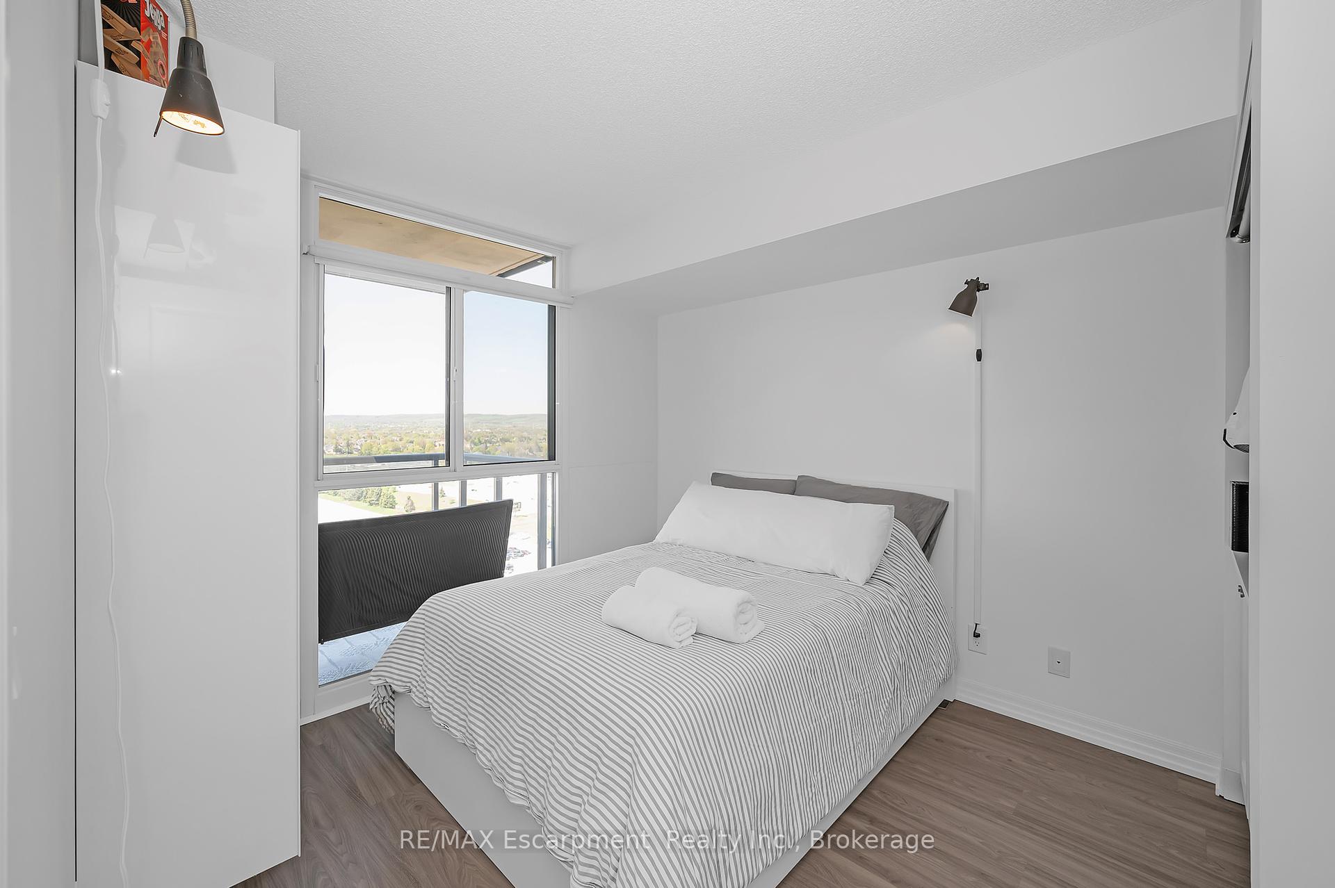 2 Bedrooms Condo at 1940 Ironstone, Burlington For sale