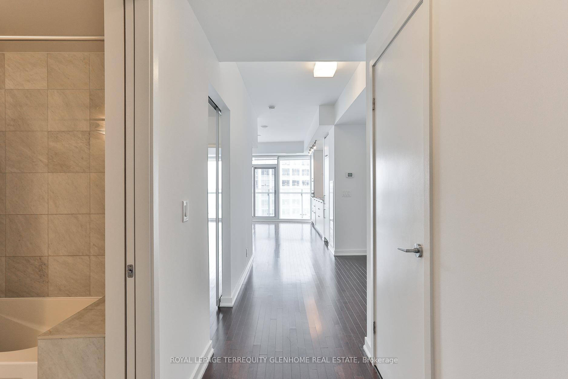2 Bedrooms Condo at 14 York,  Toronto For sale