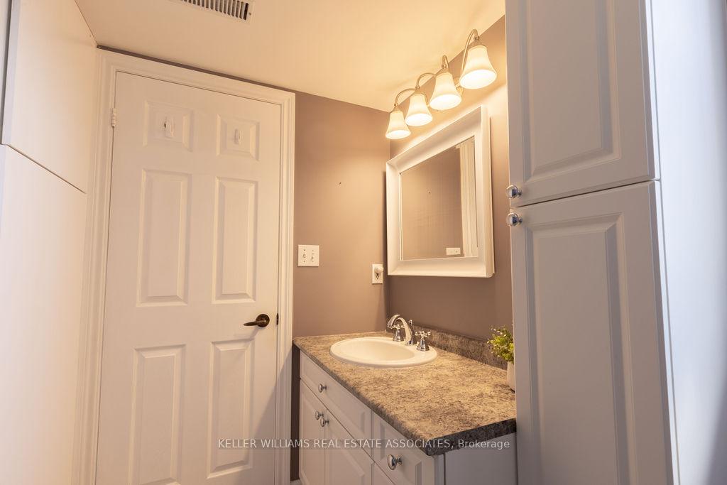 2 Bedrooms Condo at 4003 Kilmer, Burlington For sale