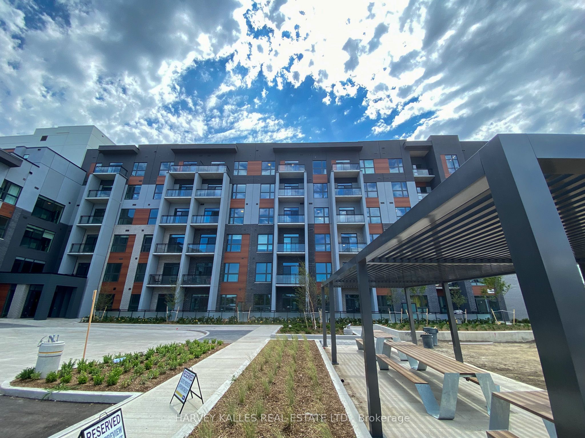 95 Dundas Street W 226