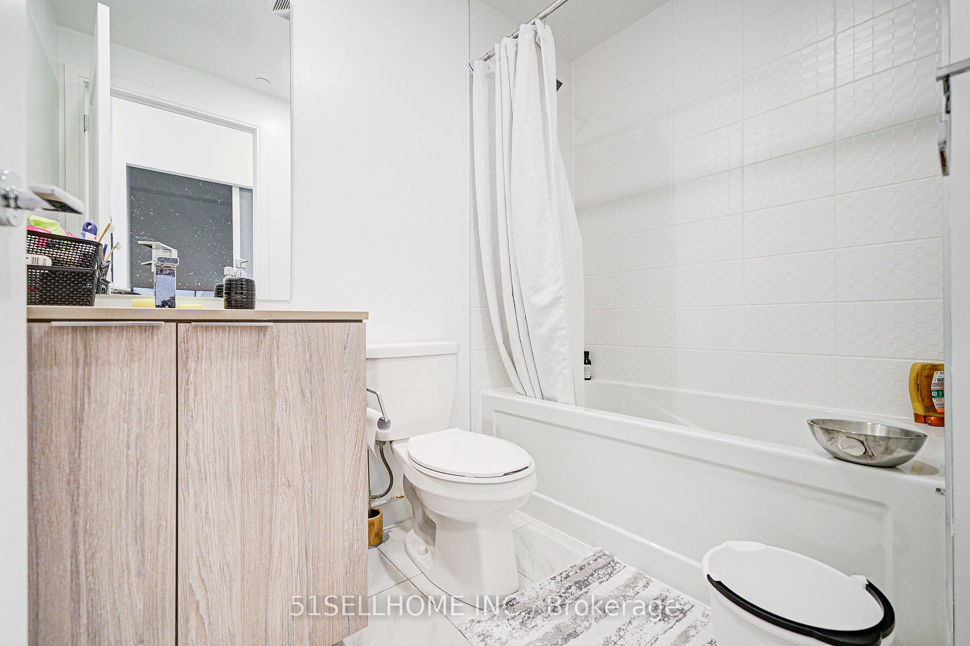 2 Bedrooms Condo at 70 Annie Craig, Toronto For sale