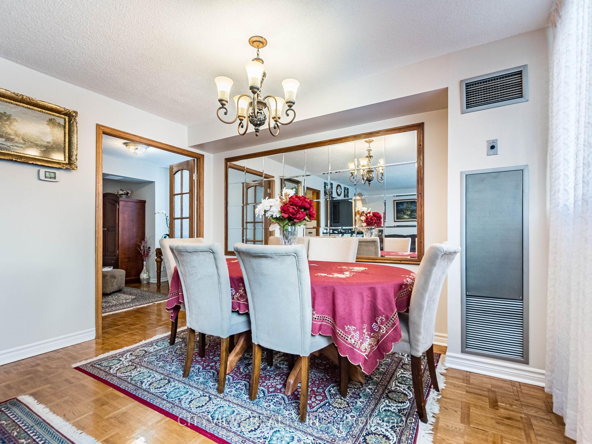 3 Bedrooms Condo at 3700 Kaneff, Mississauga For sale