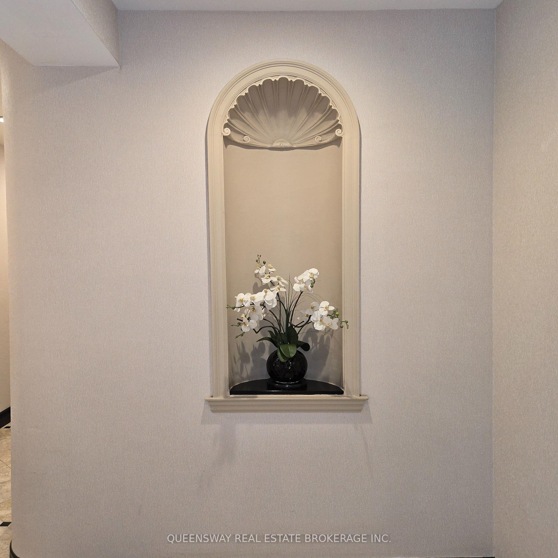 2 Bedrooms Condo at 1 Emerald, Vaughan For sale