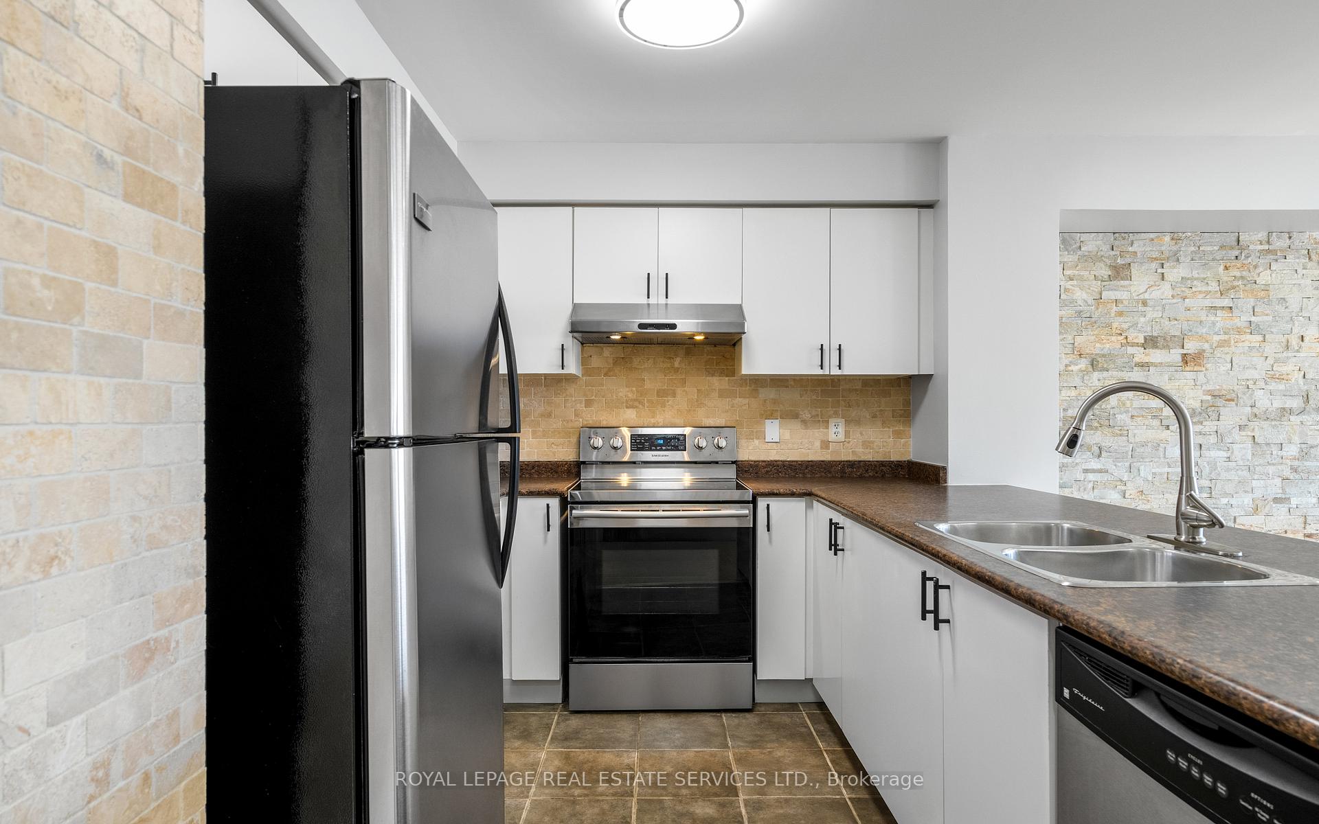 4 Bedrooms Condo at 5025 Ninth, Mississauga For sale
