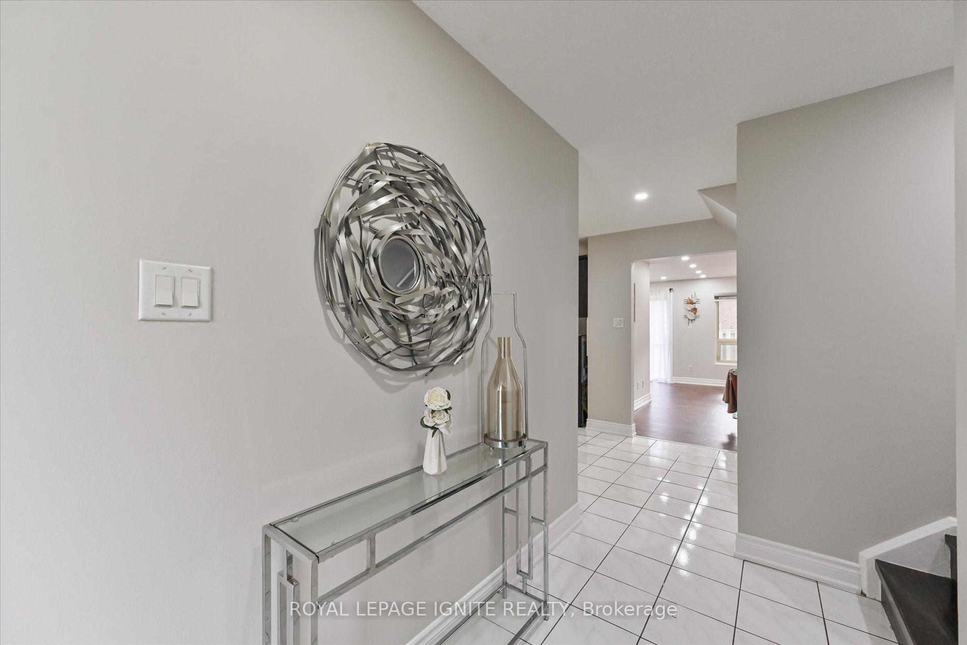 5 Bedrooms Condo at 40 Dundalk, Toronto For sale