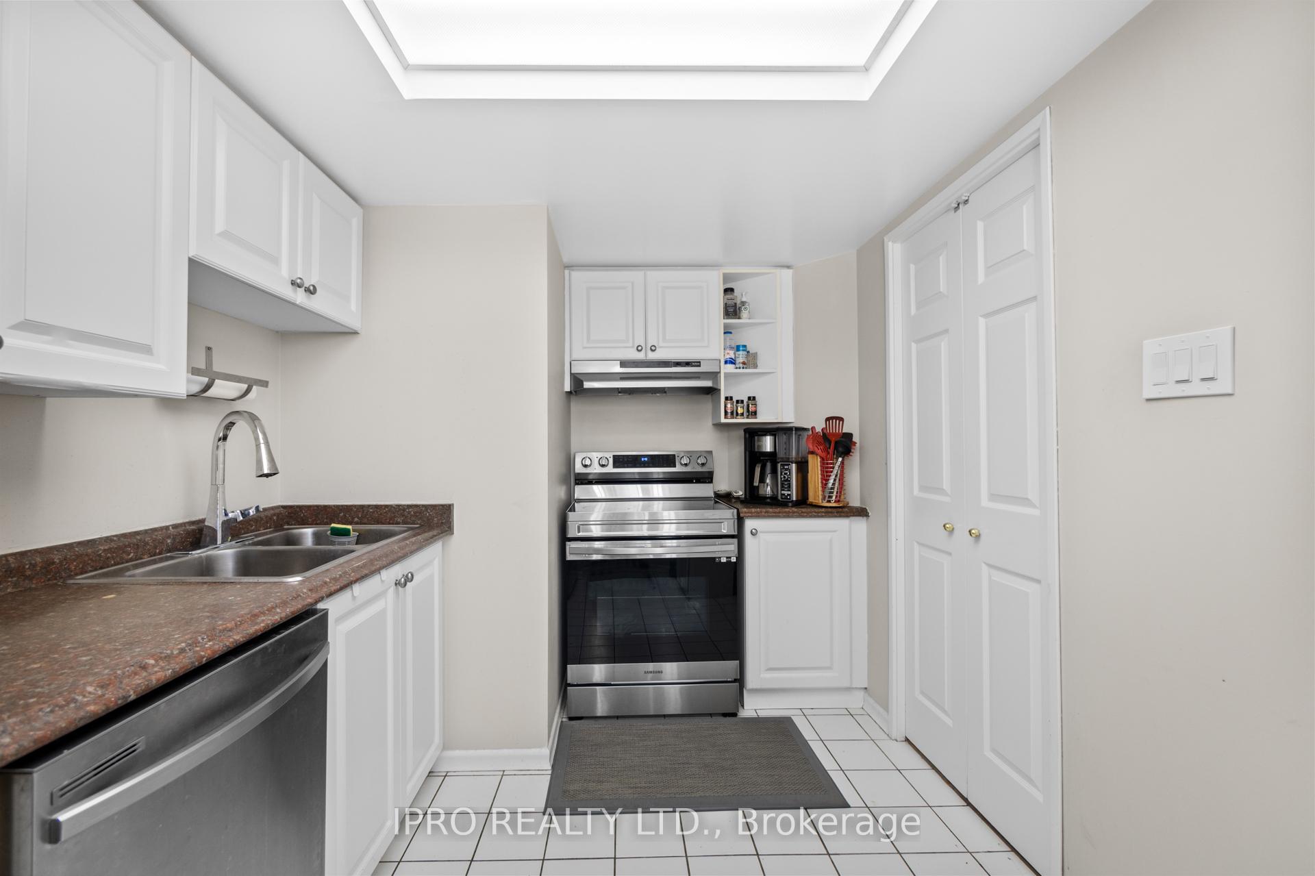 3 Bedrooms Condo at 4460 Tucana, Mississauga For sale