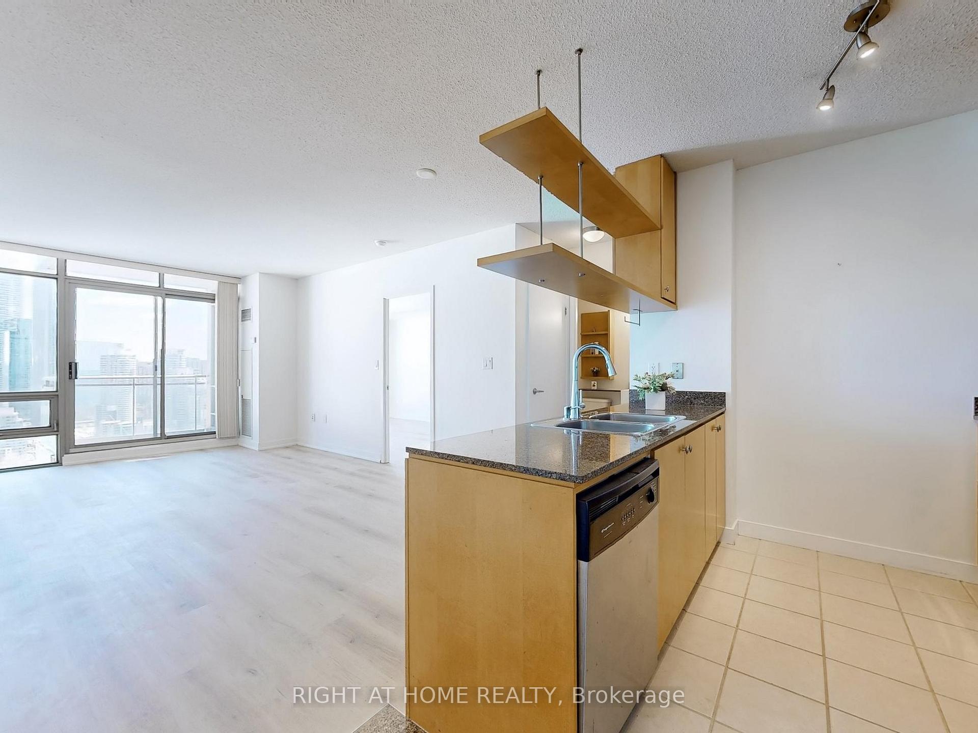 2 Bedrooms Condo at 5 Mariner, Toronto For sale