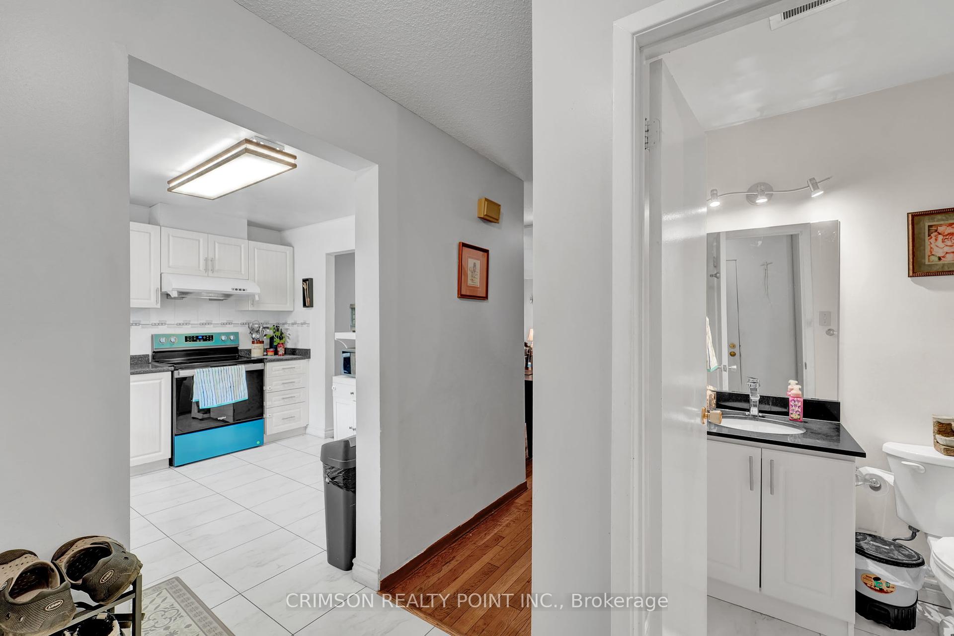 3 Bedrooms Condo at 25 Brimwood, Toronto For sale
