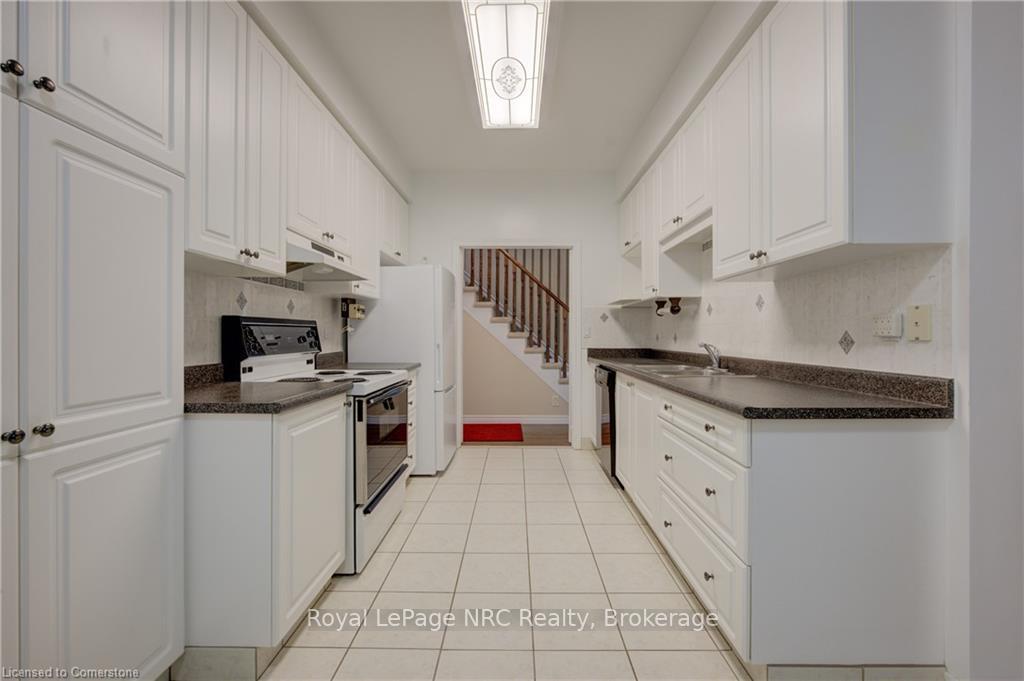 3 Bedrooms Condo at 120 Beddoe, Hamilton For sale