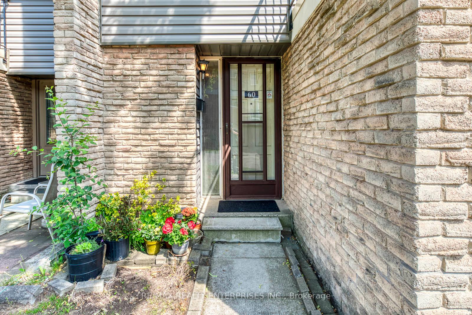 3 Bedrooms Condo at 2315 Bromsgrove, Mississauga For sale