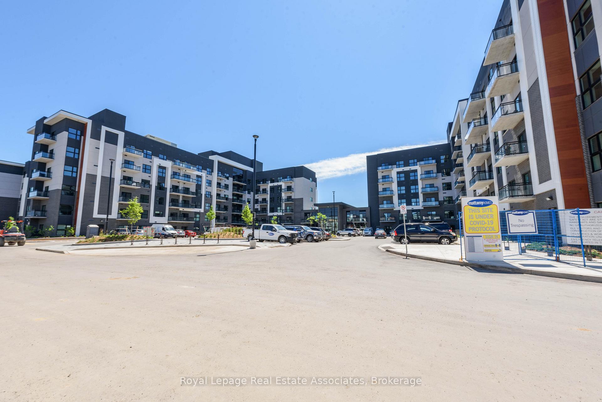 3 Bedrooms Condo at 102 Grovewood, Oakville For sale