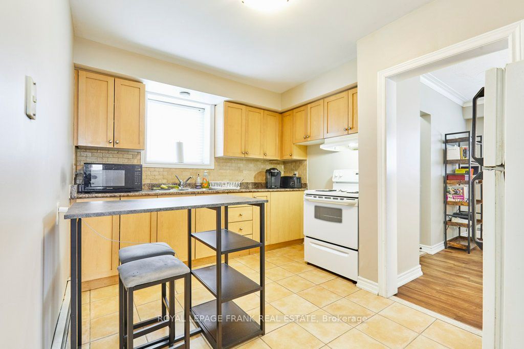 706 Dunlop Street W
