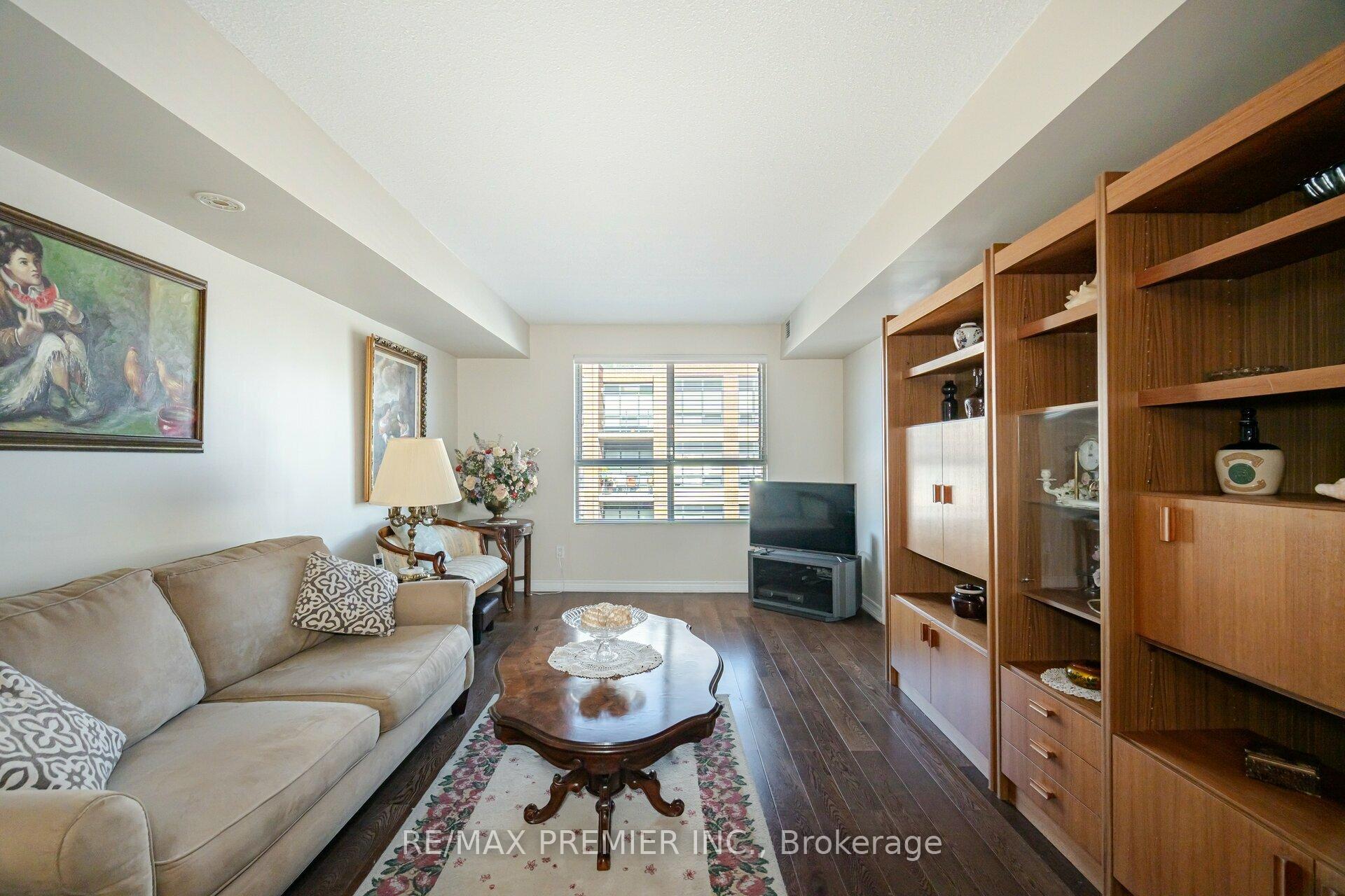 2 Bedrooms Condo at 121 Woodbridge,  Vaughan For sale