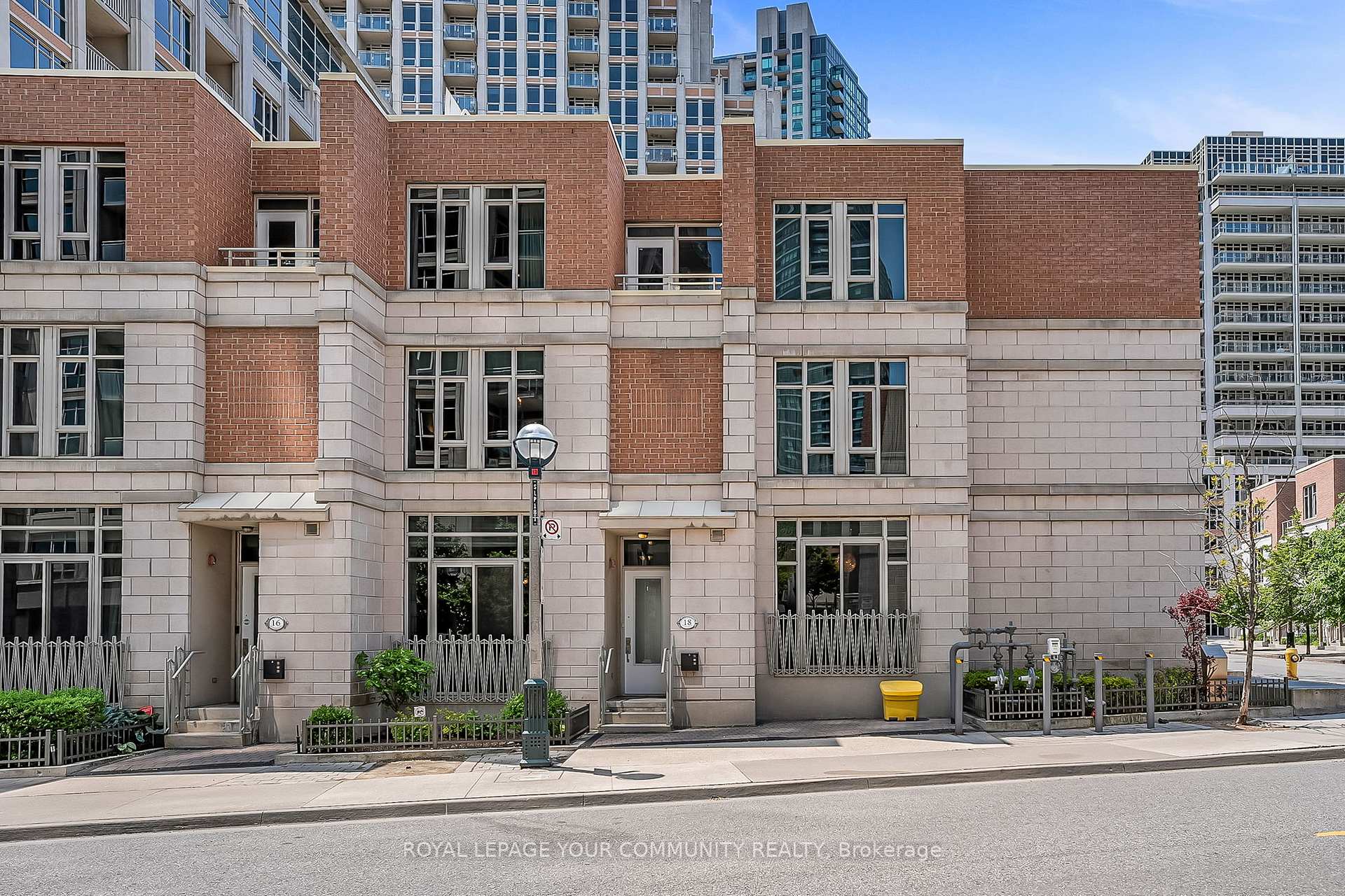 3 Bedrooms Condo at 18 Grand Magazine, Toronto For sale