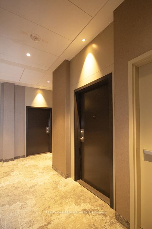 2 Bedrooms Condo at 38 Honeycrisp, Vaughan For sale