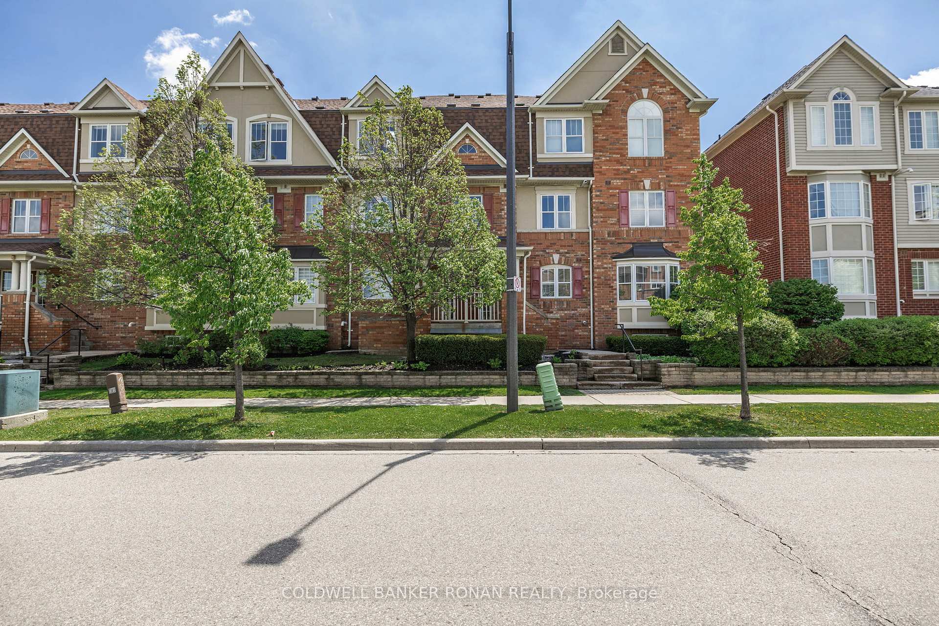 3 Bedrooms Condo at 600 Shoreline, Mississauga For sale