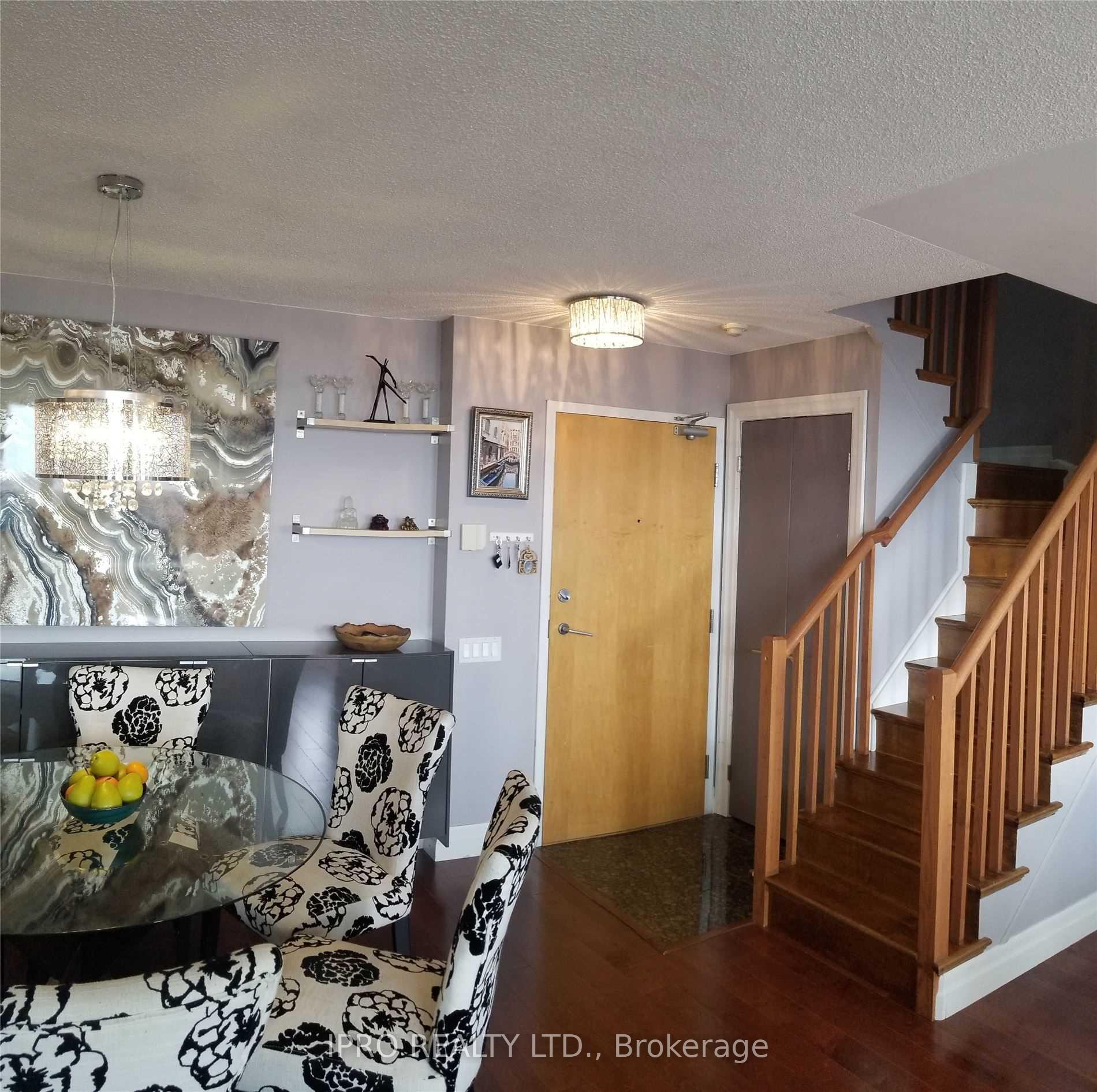 3 Bedrooms Condo at 1040 The Queensway,  Toronto For sale