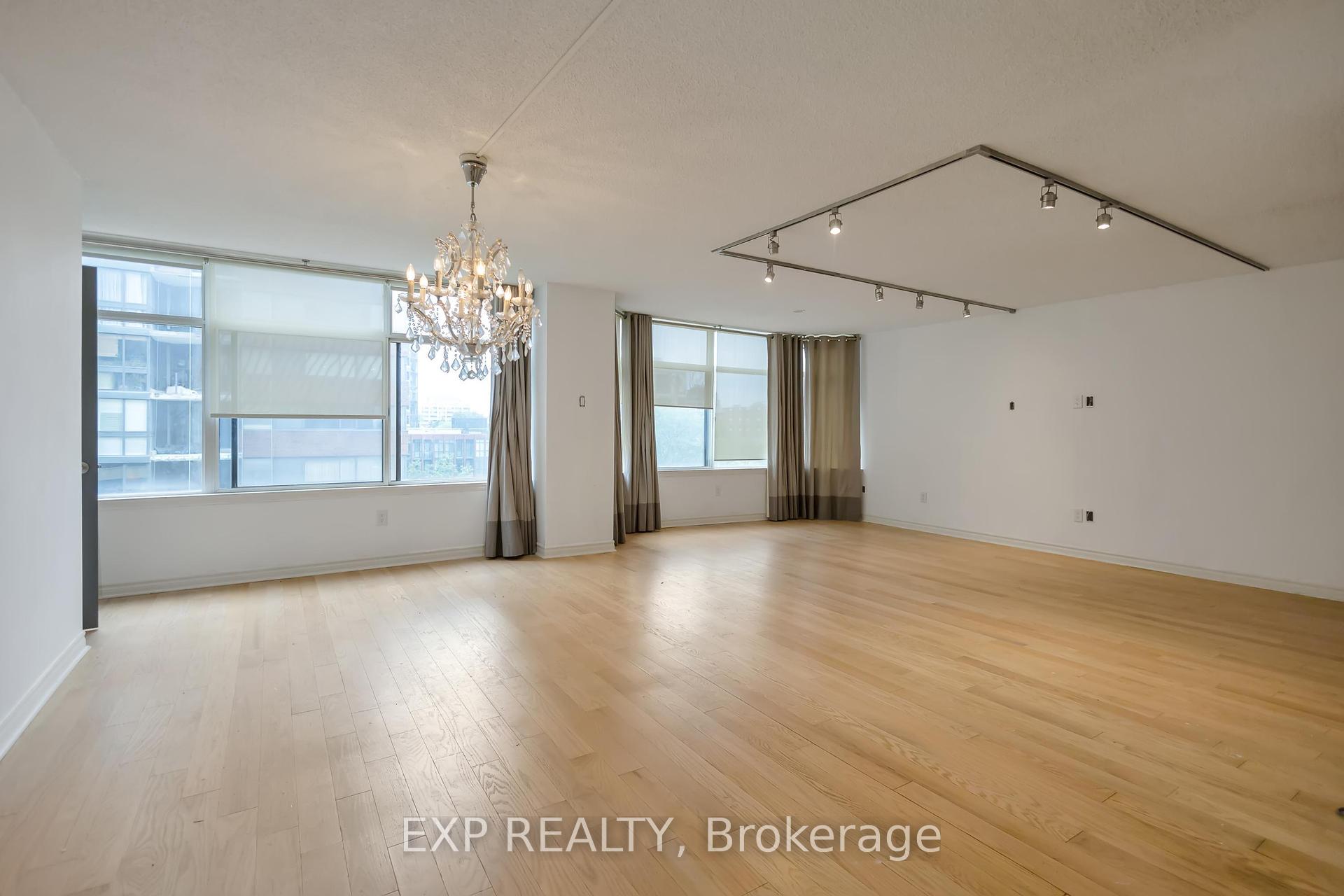 2 Bedrooms Condo at 900 Yonge, Toronto For sale