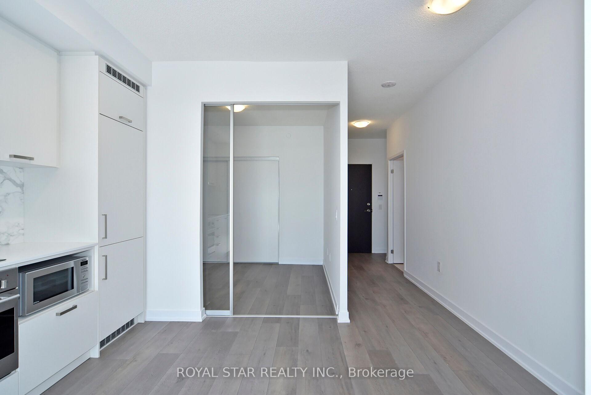 2 Bedrooms Condo at 10 Honeycrisp, Vaughan For sale