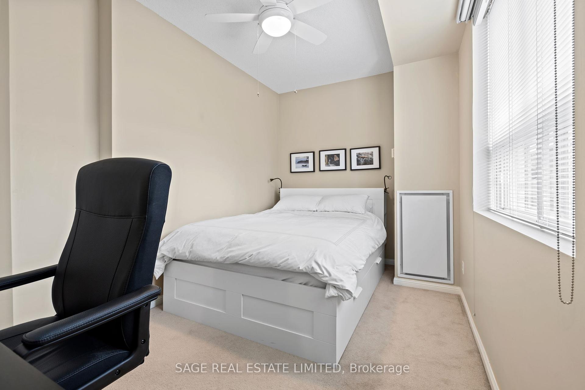 2 Bedrooms Condo at 55 Lorindale, Toronto For sale