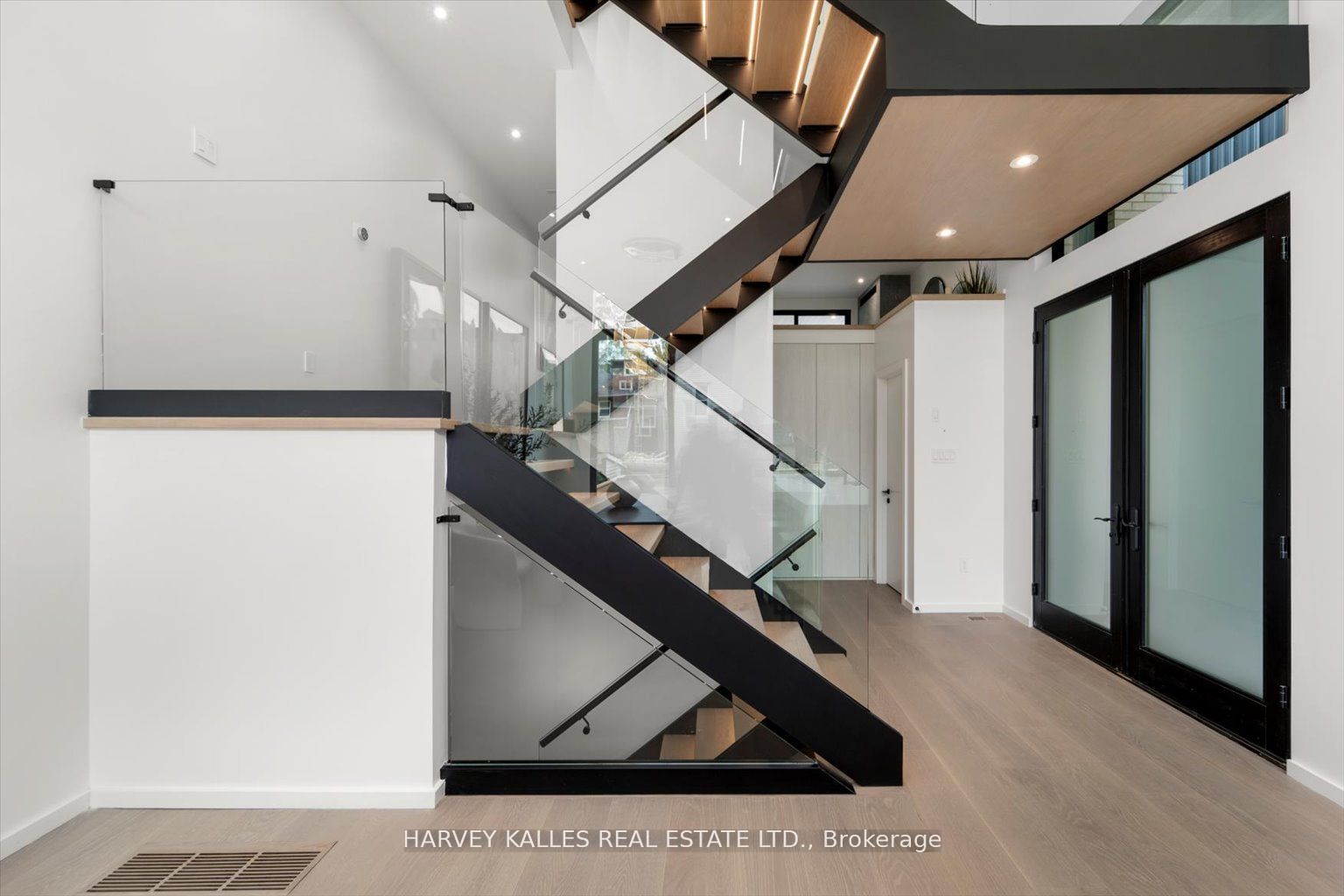 697 Richmond Street W
