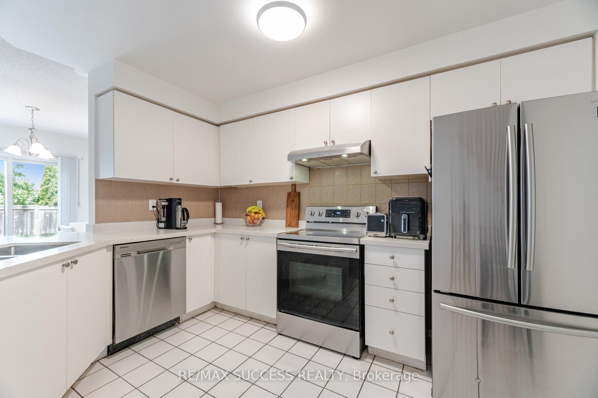 3 Bedrooms Condo at 5255 Palmetto, Mississauga For sale