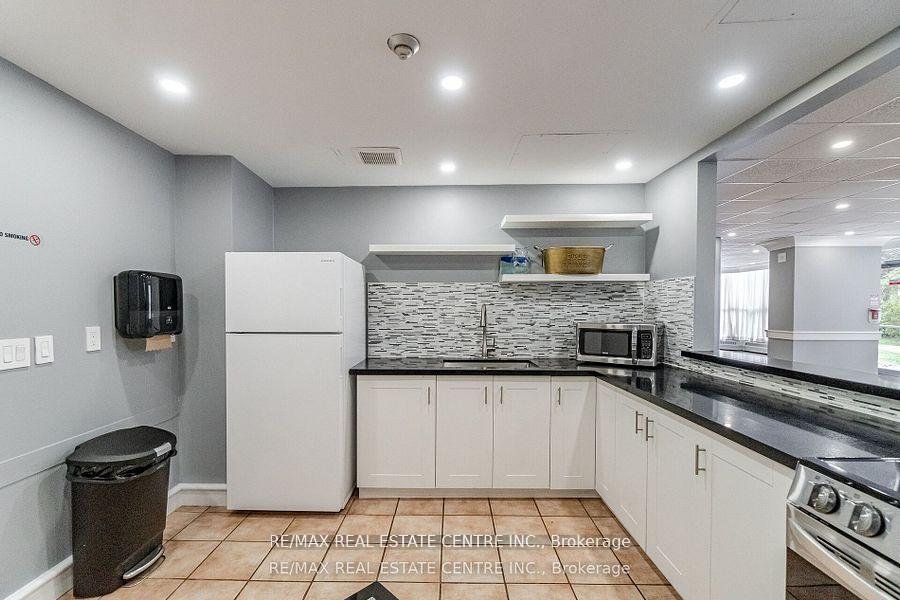 3 Bedrooms Condo at 250 Webb, Mississauga For sale