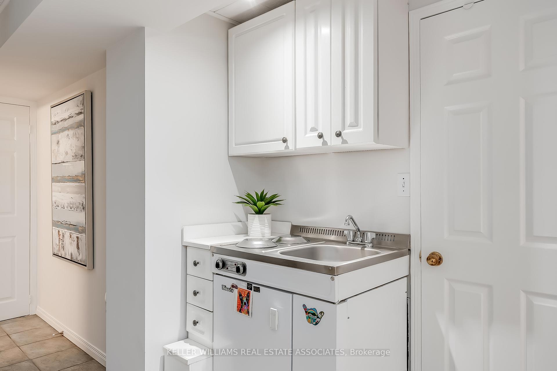 4 Bedrooms Condo at 5305 Glen Erin, Mississauga For sale
