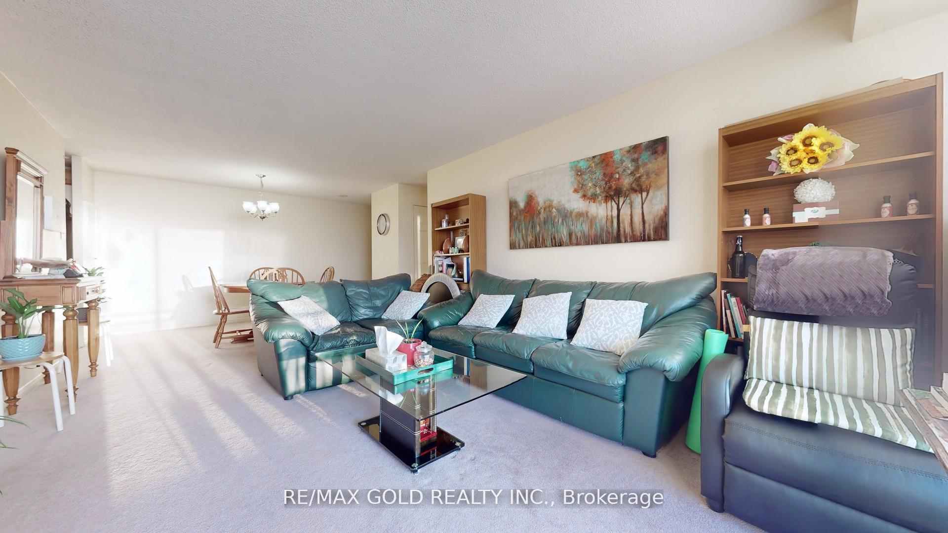 2 Bedrooms Condo at 99 Blackwell, Toronto For sale