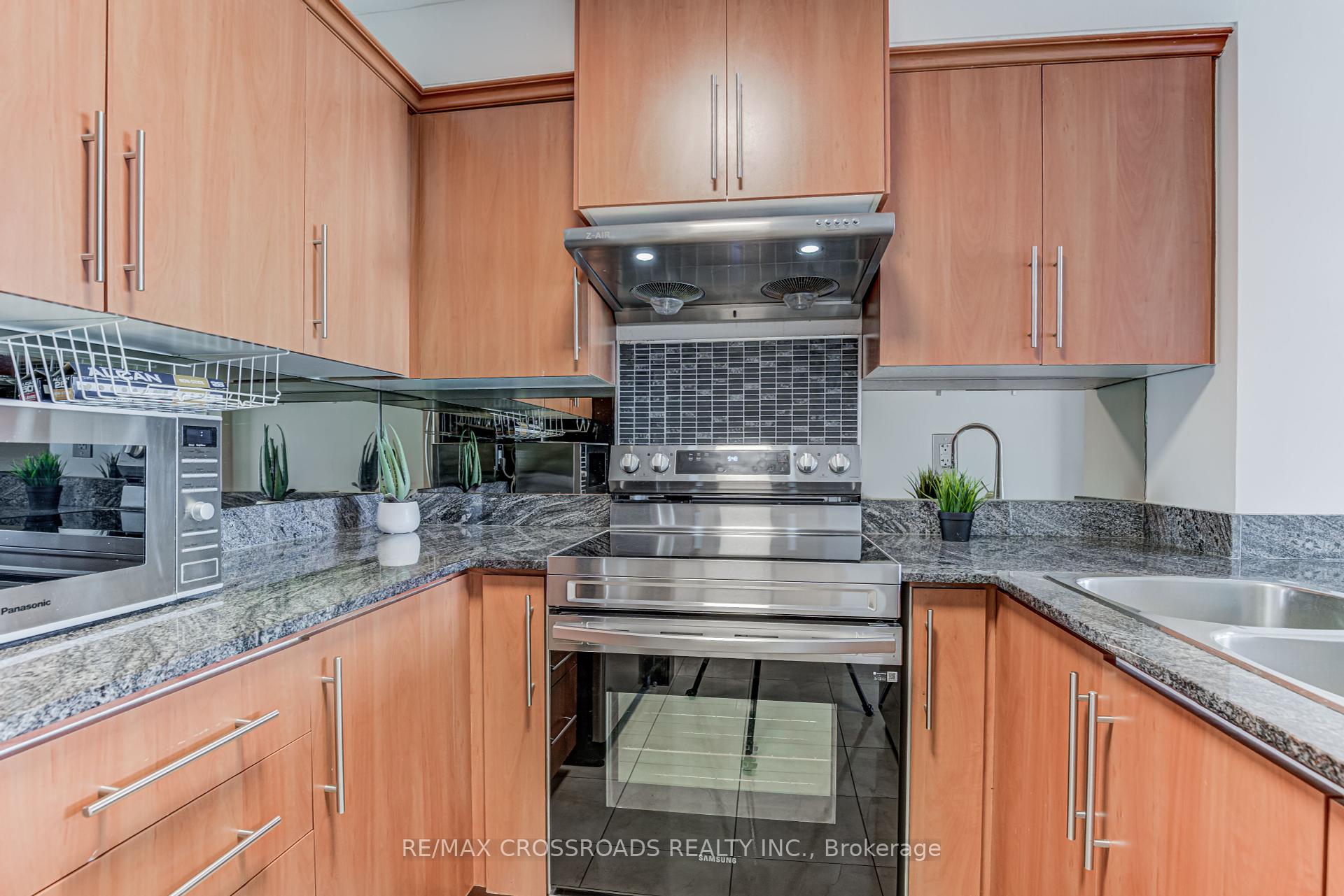 2 Bedrooms Condo at 8 Rosebank, Toronto For sale