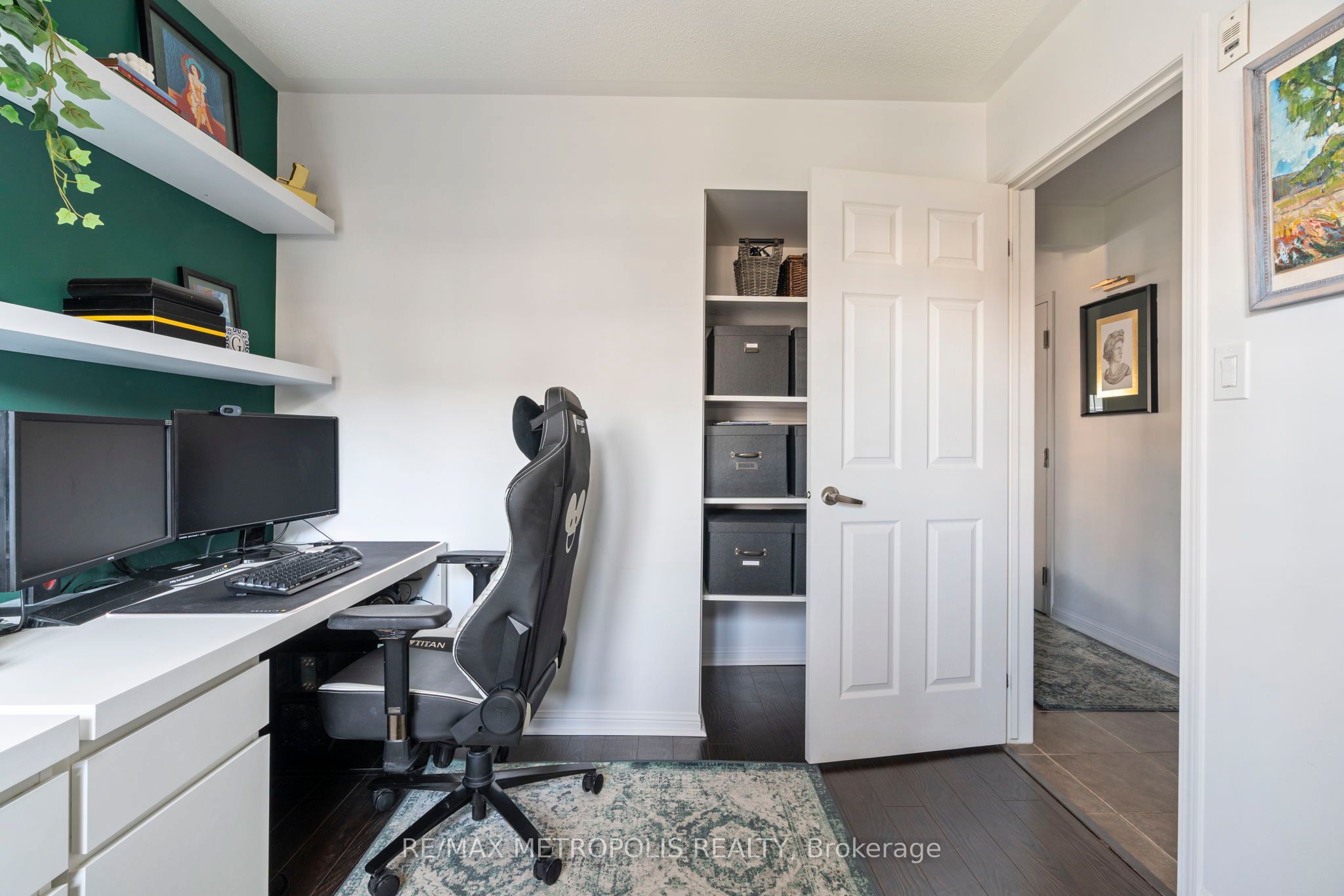 734 Neighbourhood Circle, #4