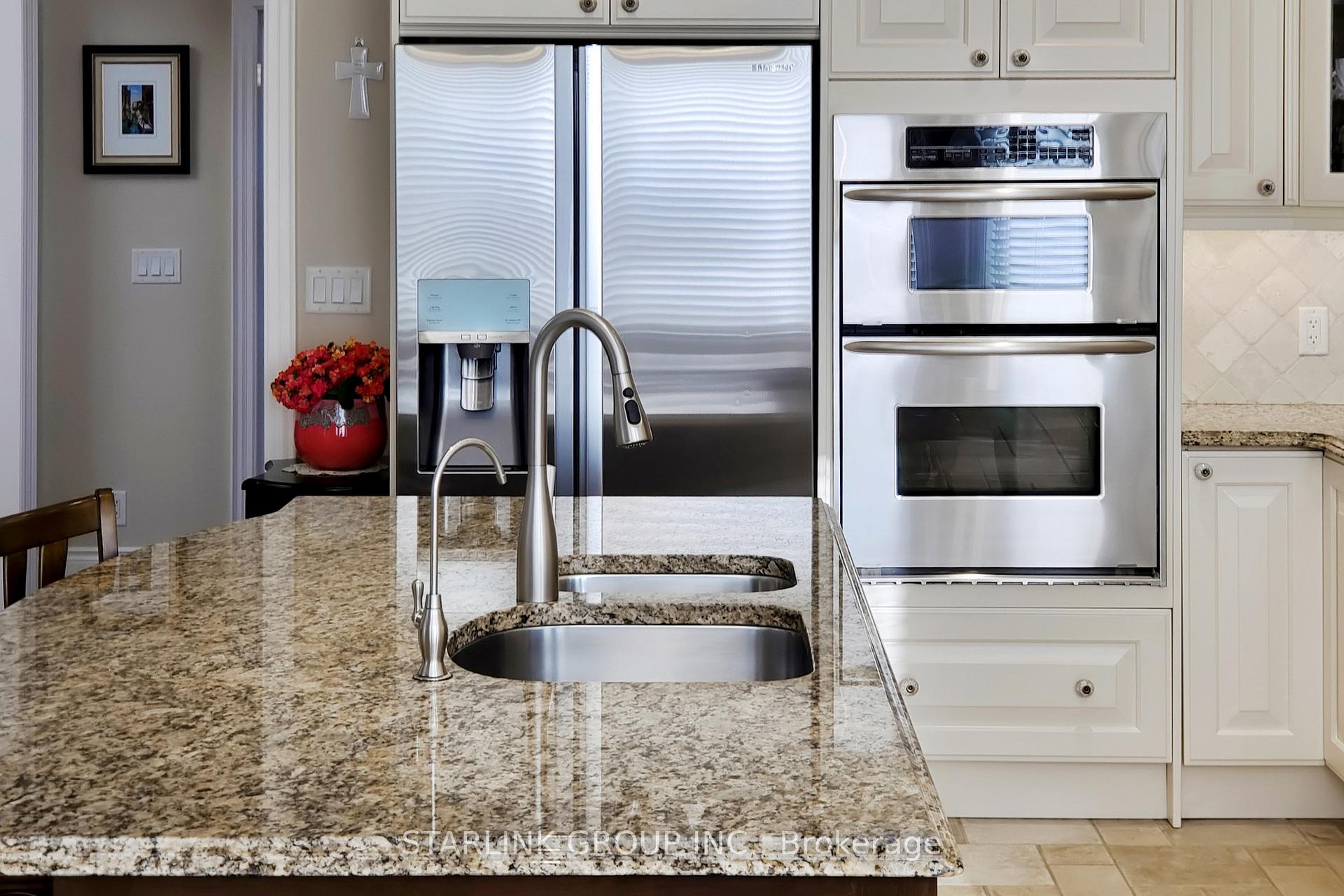 6 Bedrooms Condo at 729 Hidden Grove,  Mississauga For sale