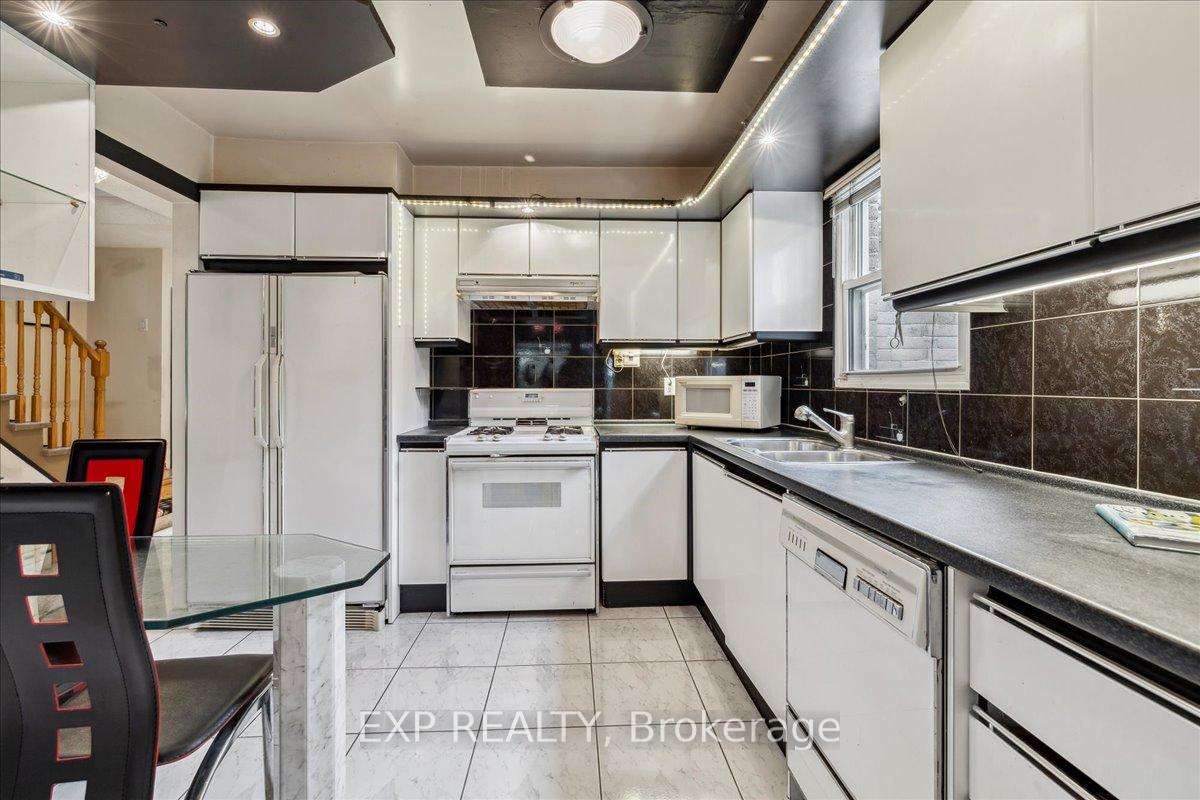 3 Bedrooms Condo at 62 Tamarack, Toronto For sale