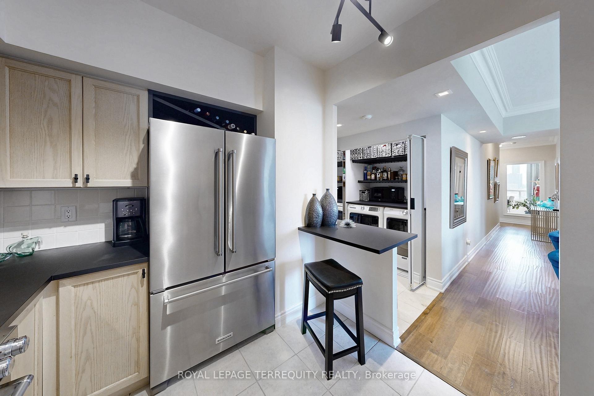 3 Bedrooms Condo at 2 Clairtrell, Toronto For sale