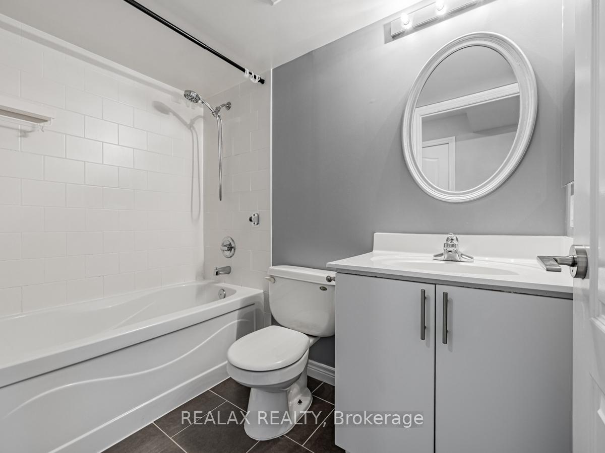 3 Bedrooms Condo at 70 Town Centre,  Toronto For sale