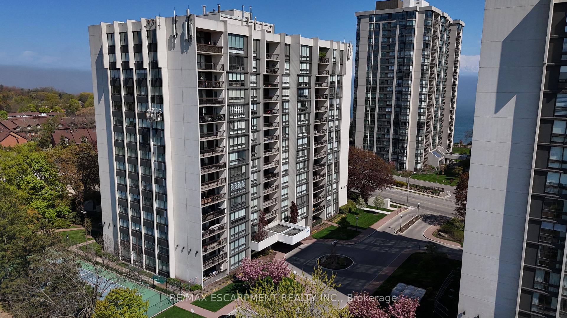 3 Bedrooms Condo at 2175 Marine, Oakville For sale