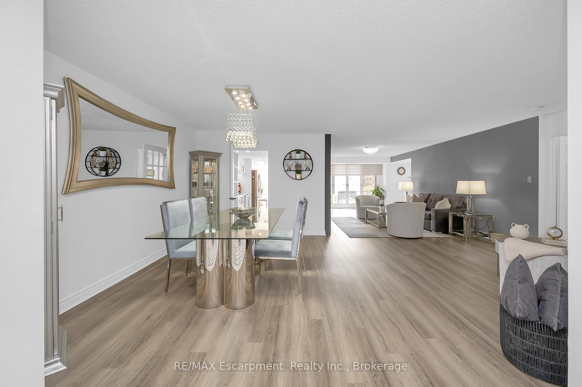 3 Bedrooms Condo at 1237 North Shore, Burlington For sale