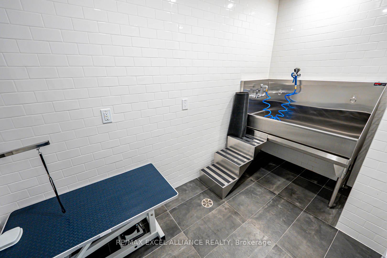 2 Bedrooms Condo at 8 Cumberland,  Toronto For sale
