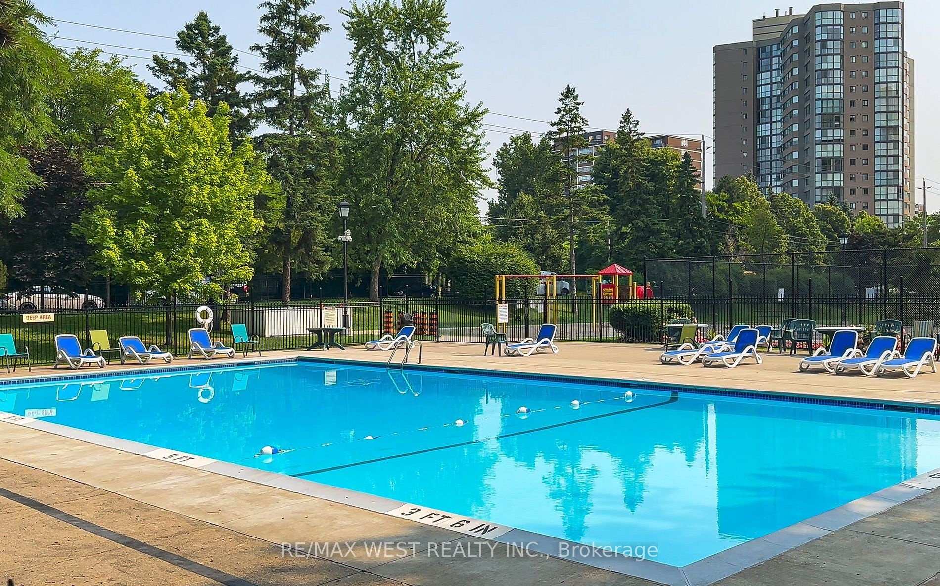 4 Bedrooms Condo at 61 Richview, Toronto For sale