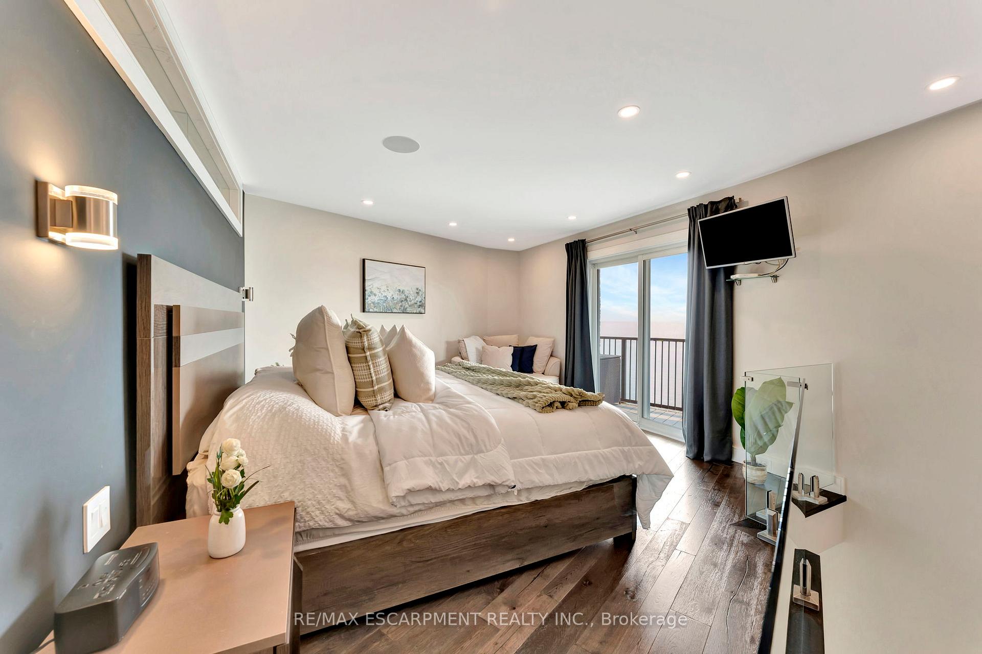 1 Bedroom Condo at 2136 Old Lakeshore, Burlington For sale
