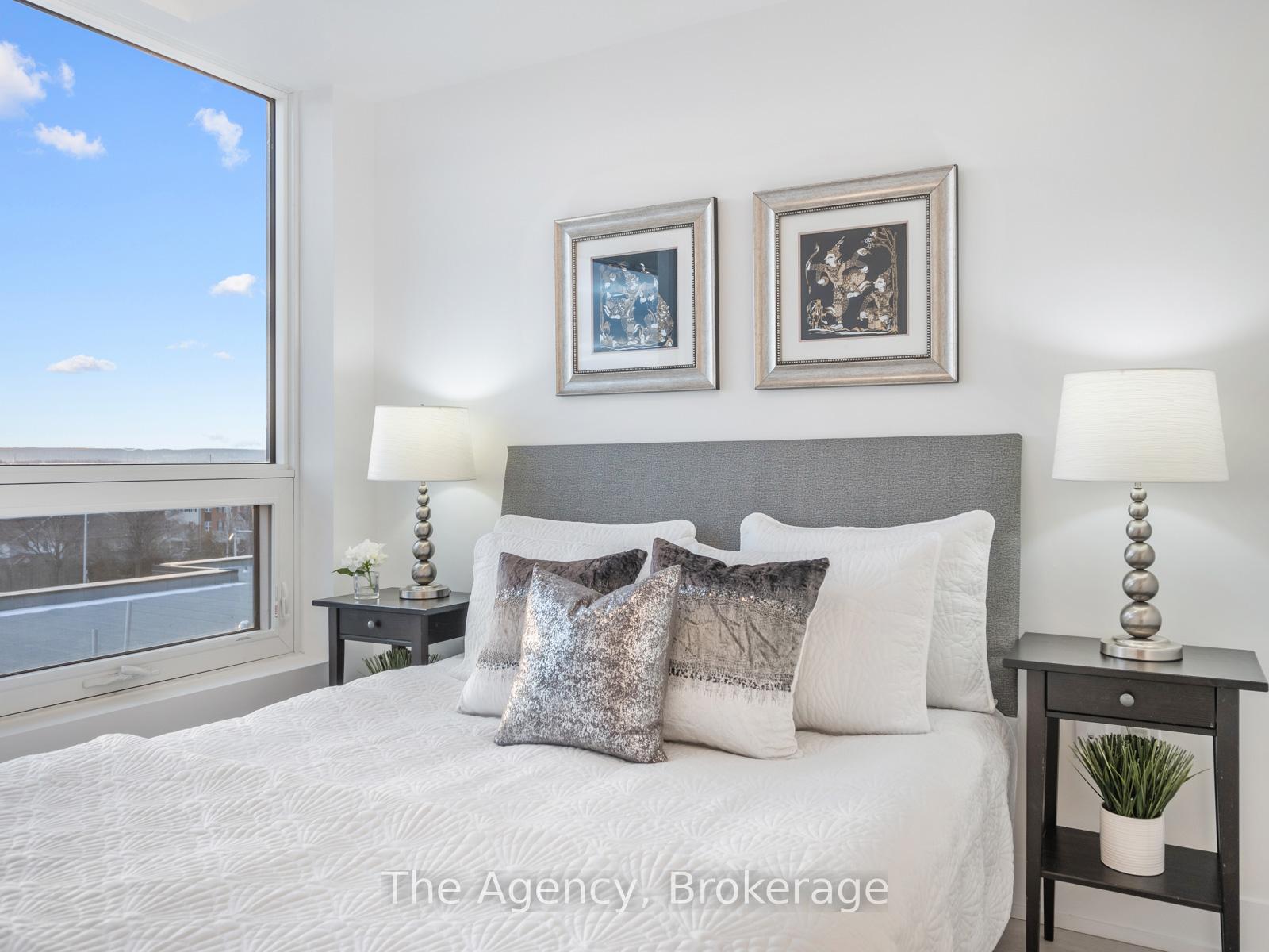 2 Bedrooms Condo at 2450 Old Bronte, Oakville For sale