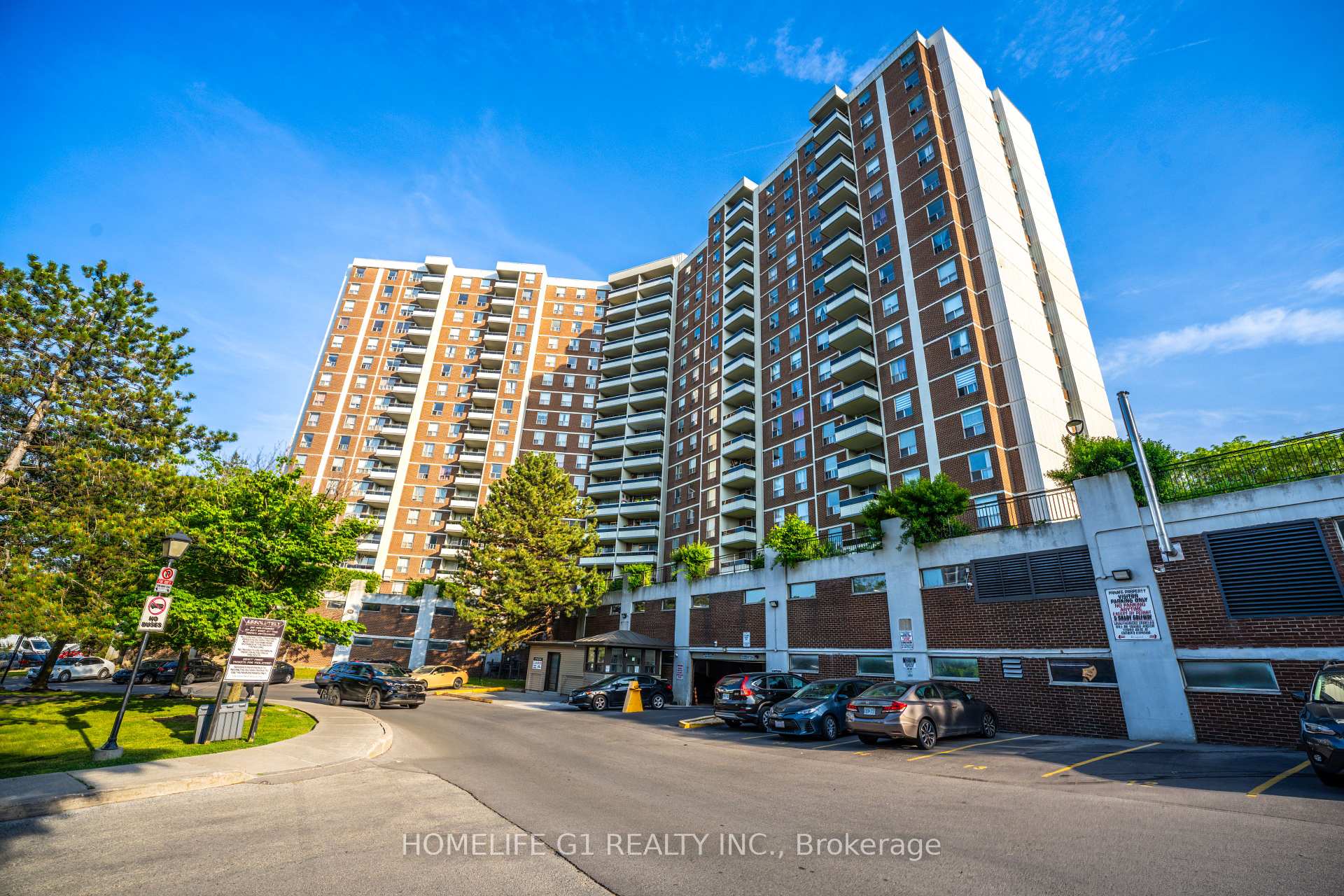 3 Bedrooms Condo at 5 Shady, Toronto For sale