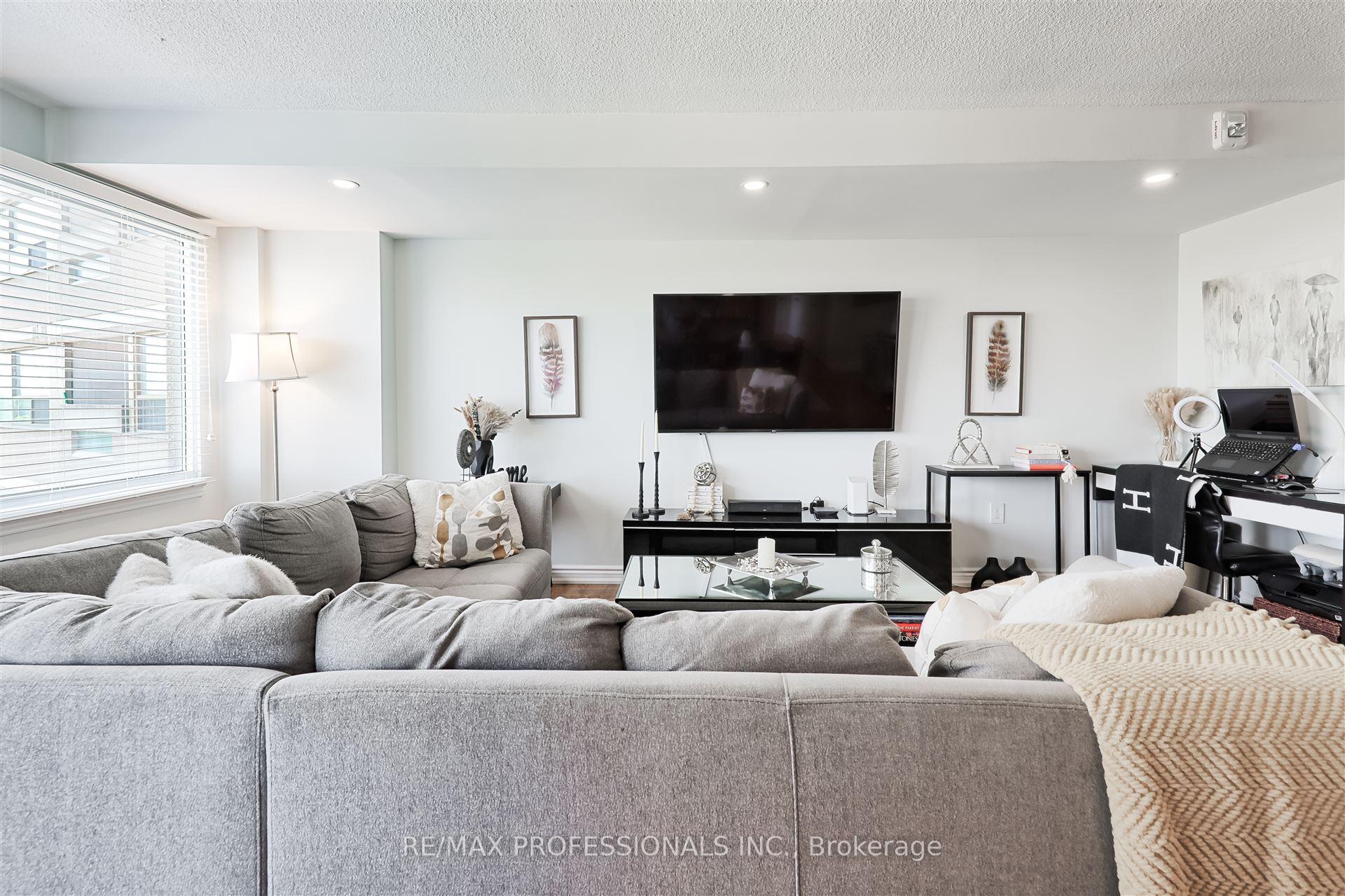 3 Bedrooms Condo at 475 The West Mall, Toronto For sale
