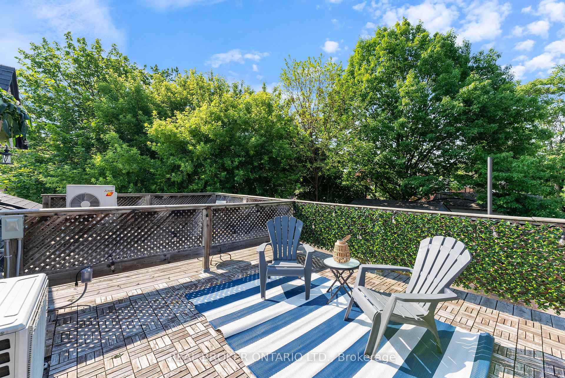 2 Bedrooms Condo at 23 Macaulay, Hamilton For sale