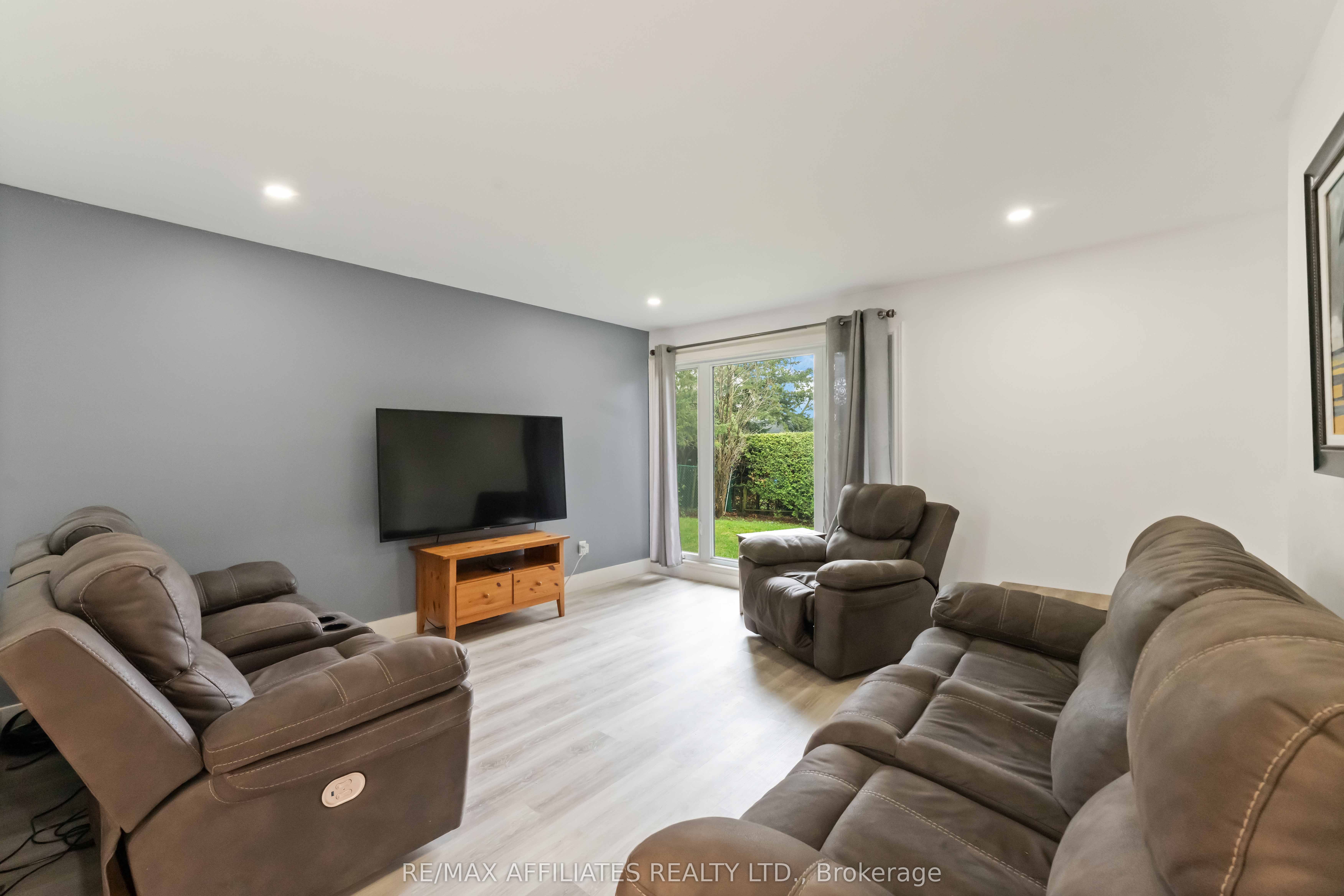 2 Teakwood Court