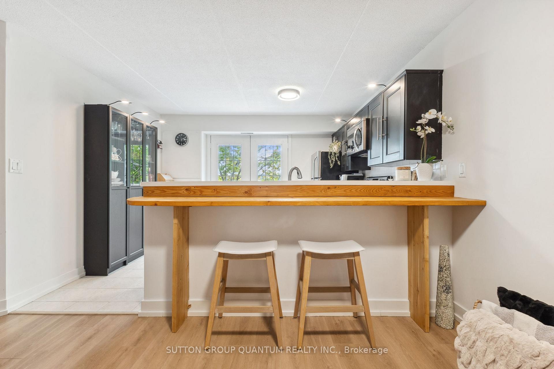 2 Bedrooms Condo at 4003 Kilmer, Burlington For sale