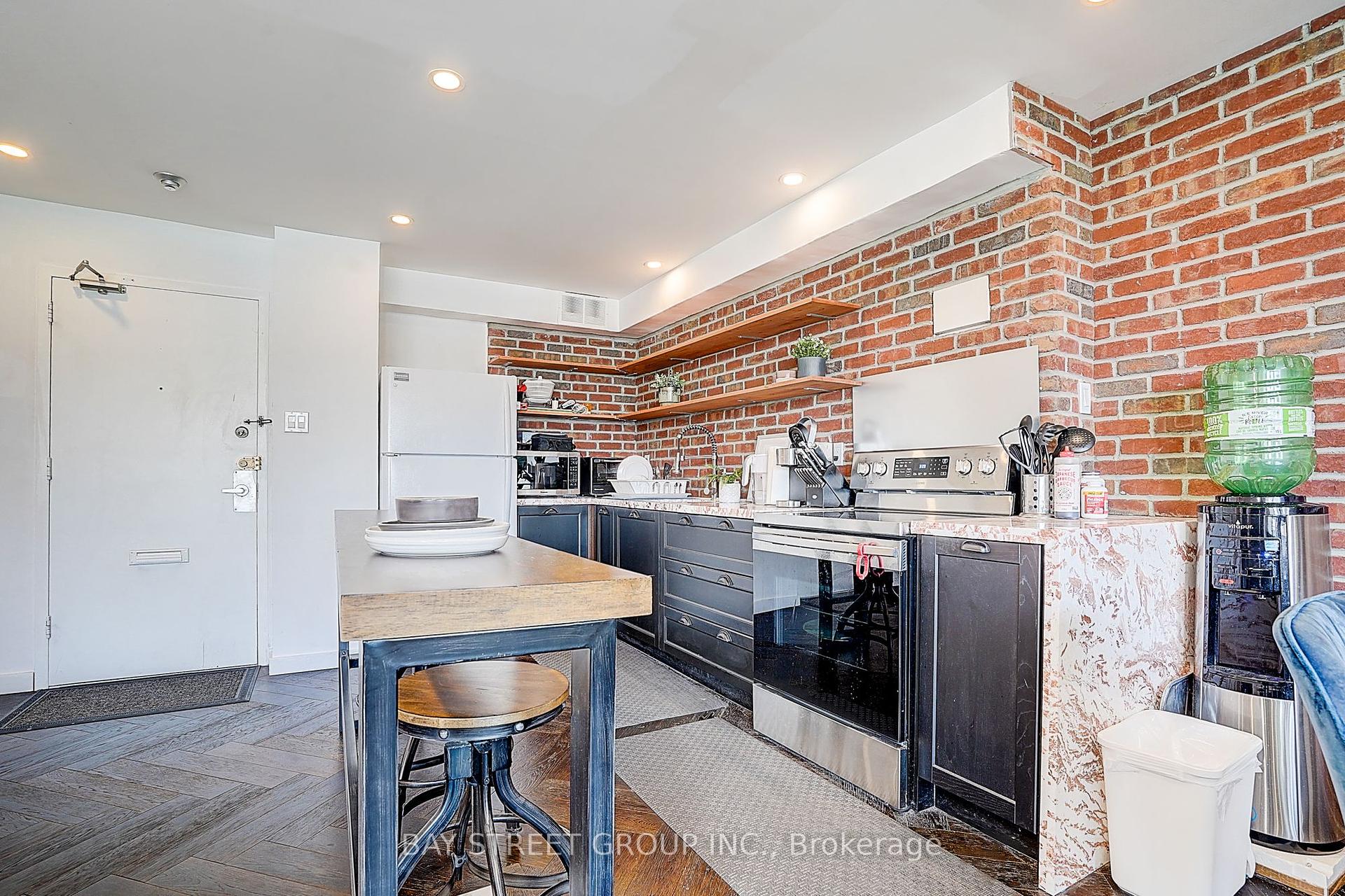 2 Bedrooms Condo at 10 Parkway Forest, Toronto For sale