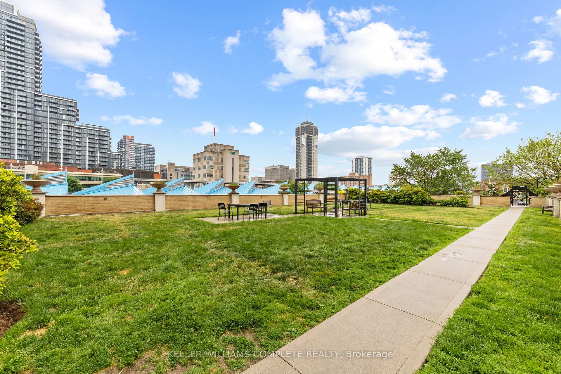 2 Bedrooms Condo at 135 James, Hamilton For sale